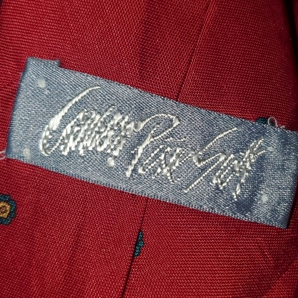 Red Tie with Dot Pattern New - Picture 4 of 4